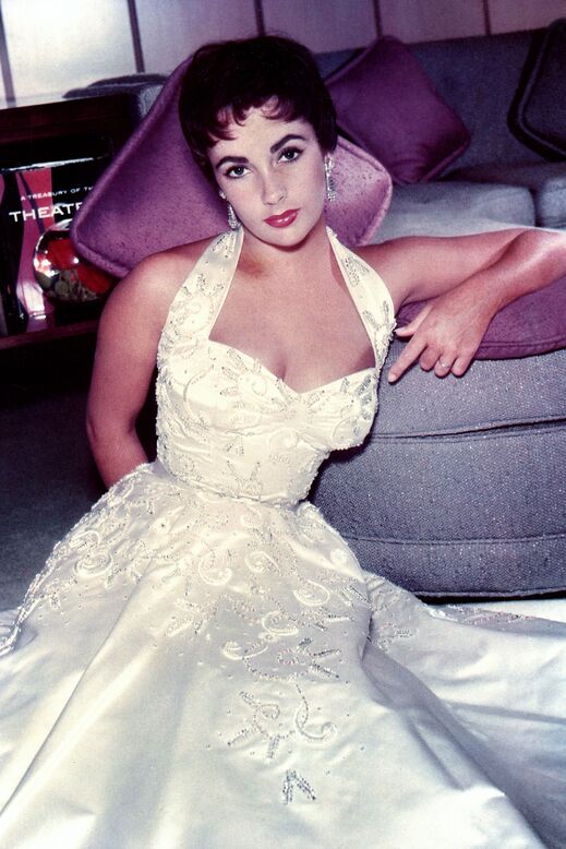 Elizabeth Taylor young in film The last time I saw Paris, 1954