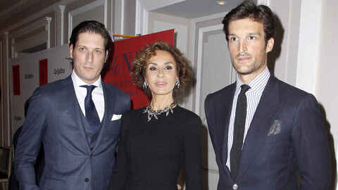 Luis de Medina(31 August 1980), the most handsome Spanish man, with his mother Naty Abascal and his brother Rafael De Medina(on the right)