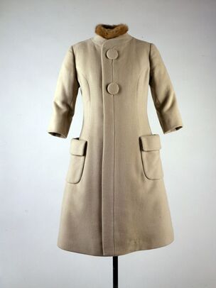 Jackie Kennedy´s Inauguration ceremony coat of knee length with three quarter length sleeves and  2 side patch pockets, designed by Oleg Cassini, 20 January 1961