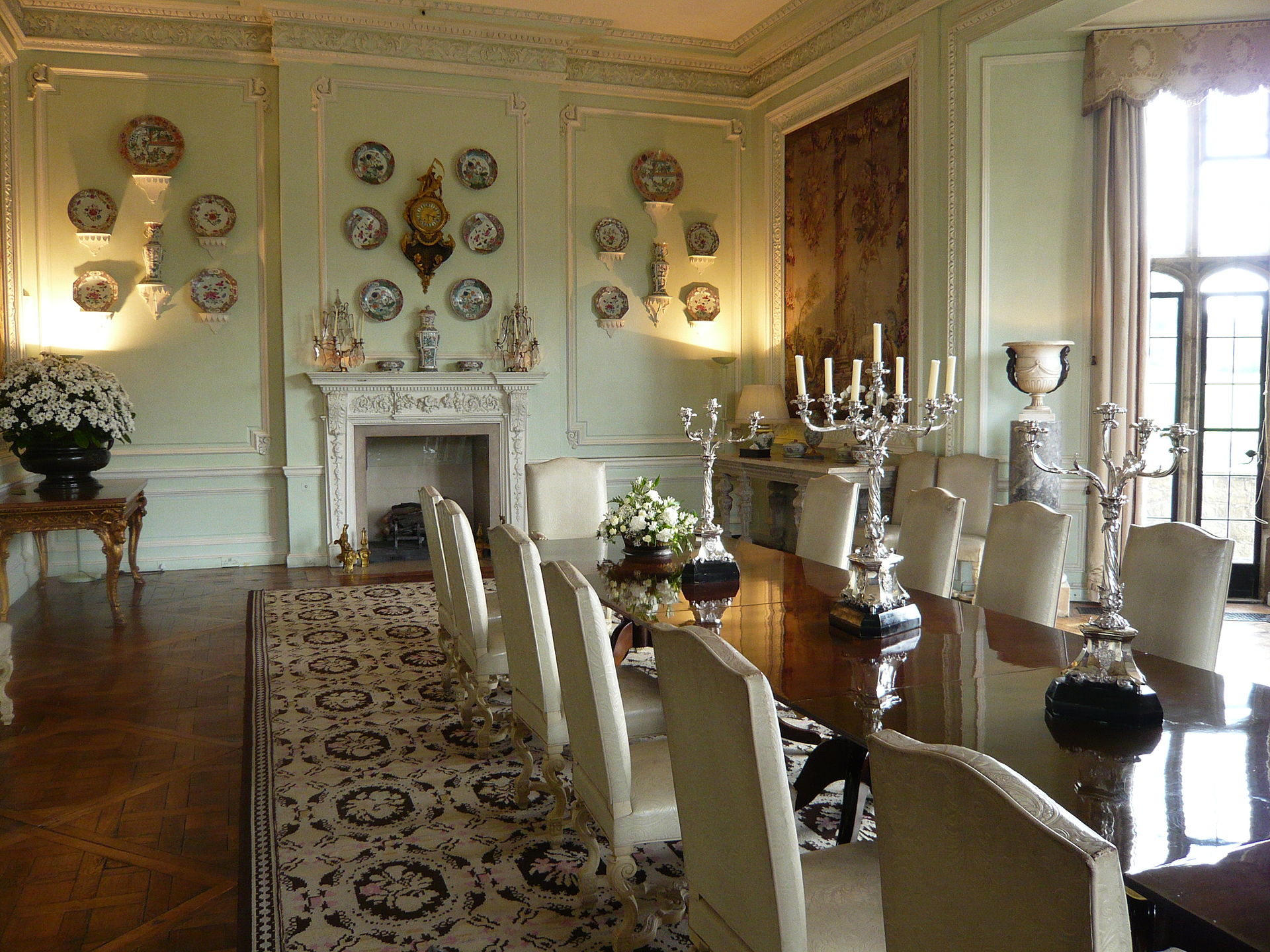 La salle à manger du château de Leeds, conçue par  Stéphane Boudin pour Lady Olive Baillie, vers 1935.