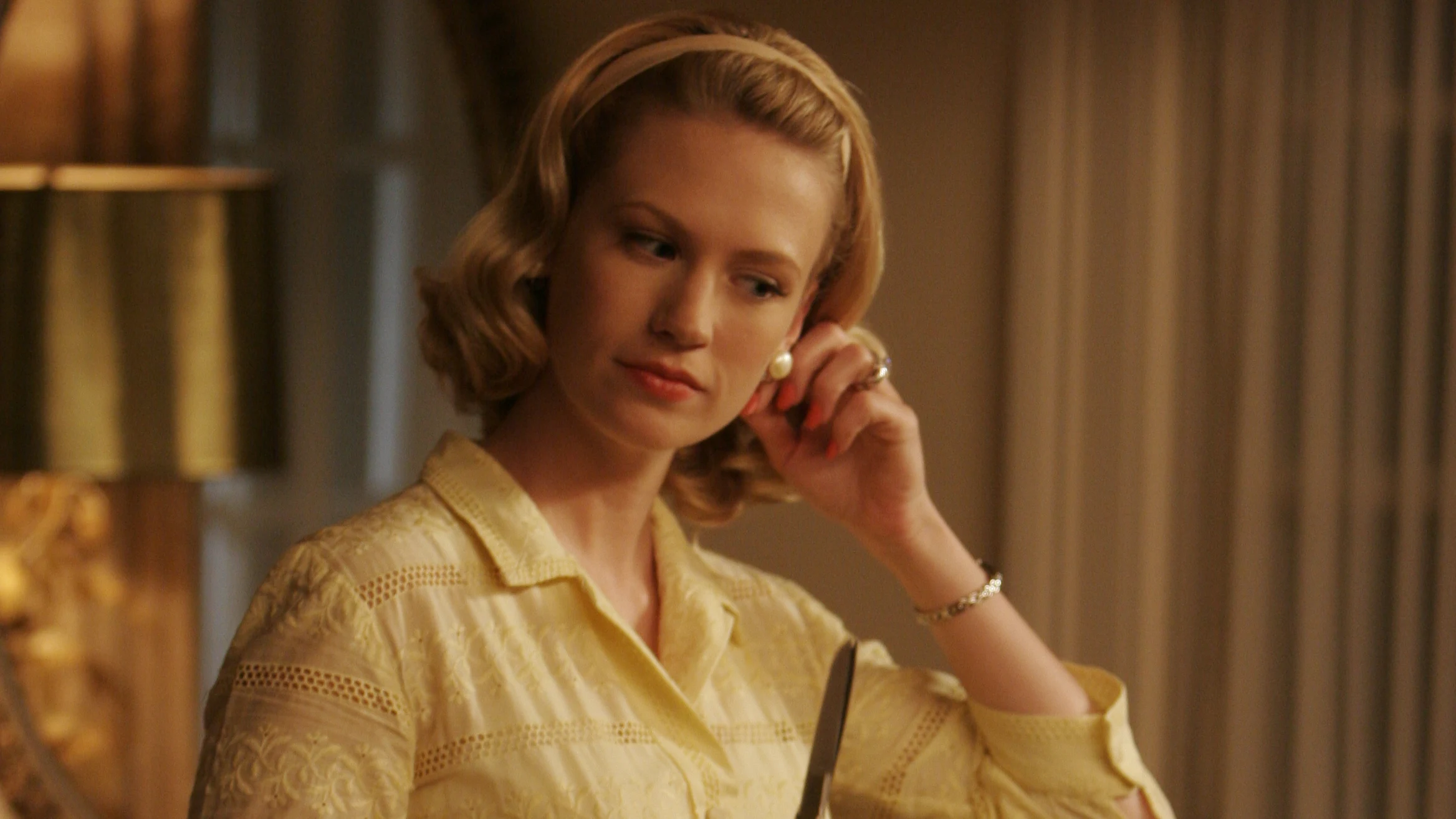 January Jones as Betty Draper in Mad men(tv series 2007-2015)