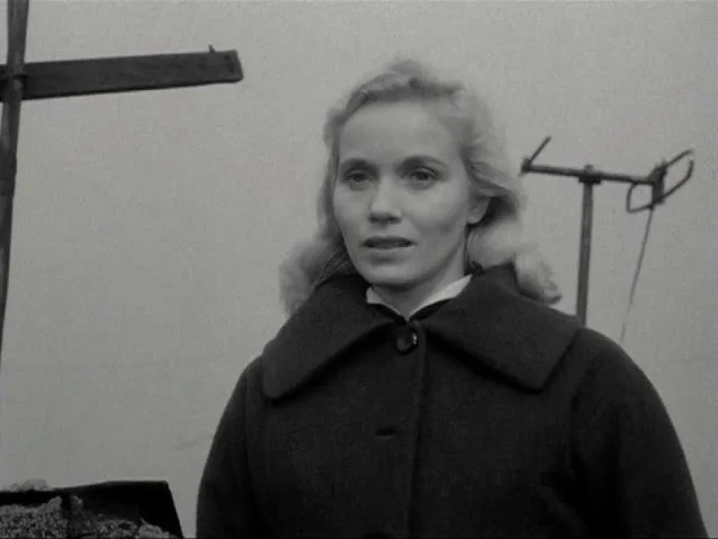 Eva Marie Saint as Edie Doyle in a plain coat in On the Waterfront (film, 1954)