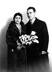 the composer of concierto de aranjuez spanish joaquin rodrigo and his wife victoria at their wedding