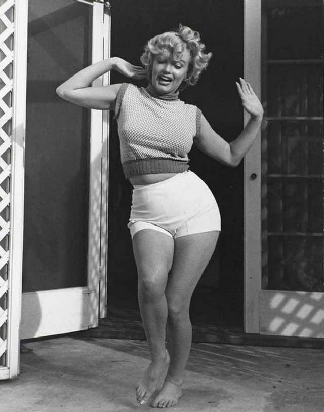 Elegant style icon wardrobe essentials: Marilyn Monroe in shorts