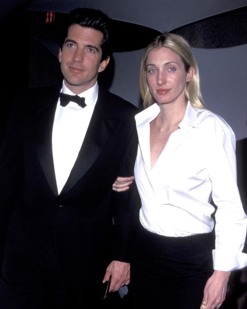Elegant icon wardrobe essentials: Carolyn Bessette in white shirt