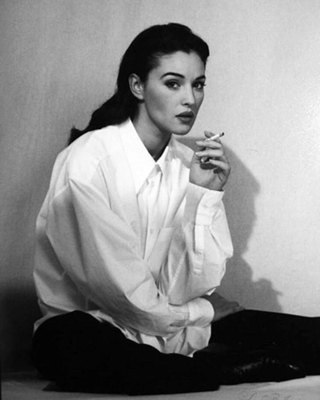 Elegant style icon wardrobe essentials: Monica Belluci in white shirt