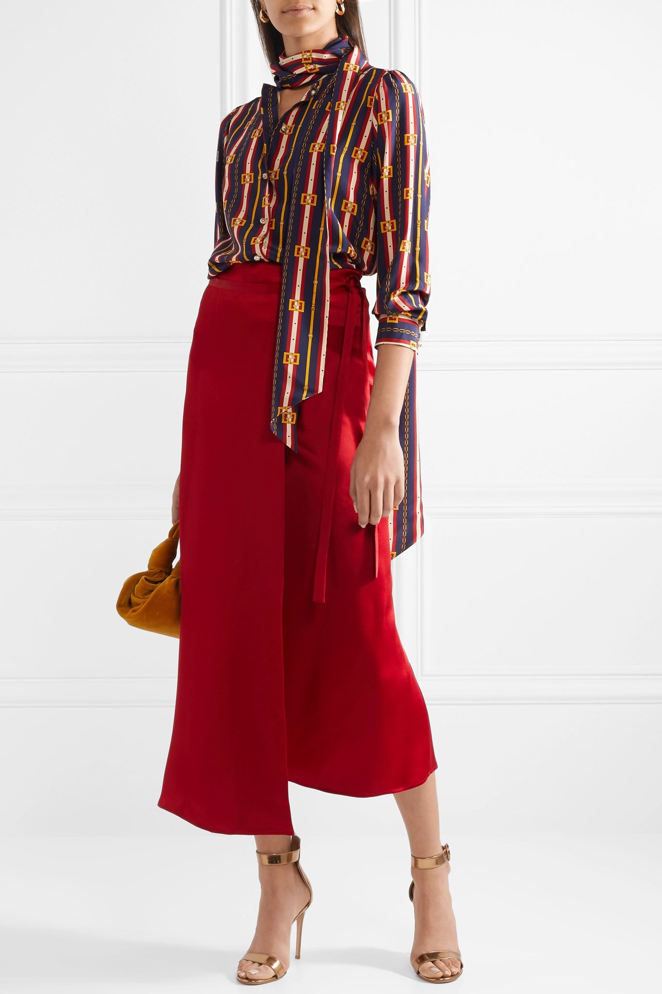 Gucci Pussy-bow printed silk crepe de chine blouse with buttons positioned front