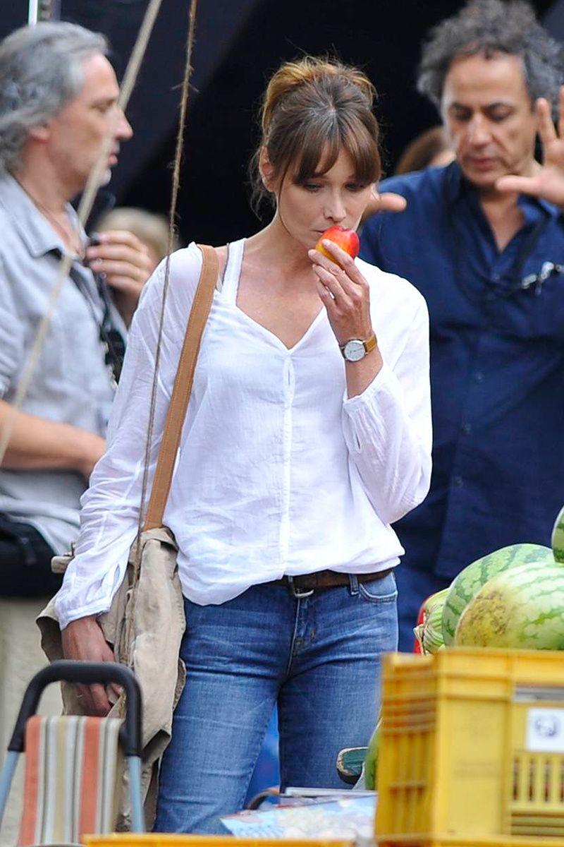Elegant icon wardrobe essentials: The white shirt-Carla Bruni in white shirt