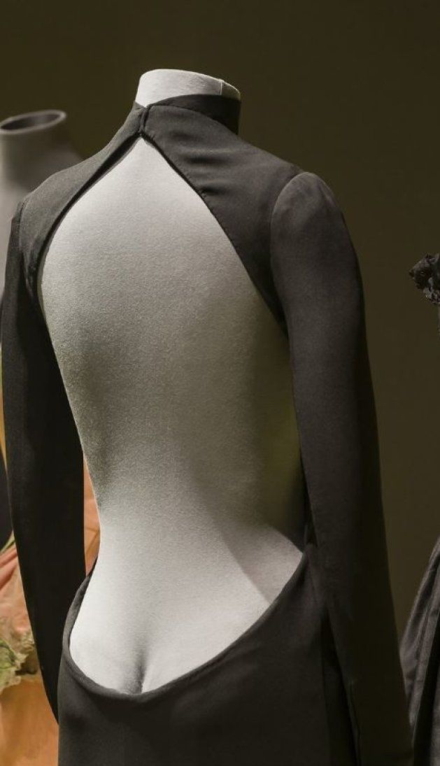 Details du robe dos-nu de Mireille Darc dans Le Grand Blond,  par Guy Laroche
