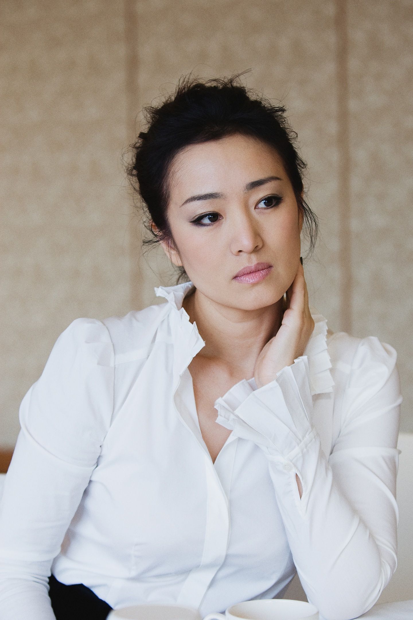 Elegant style icon wardrobe essentials: Gongli(鞏俐)in white shirt