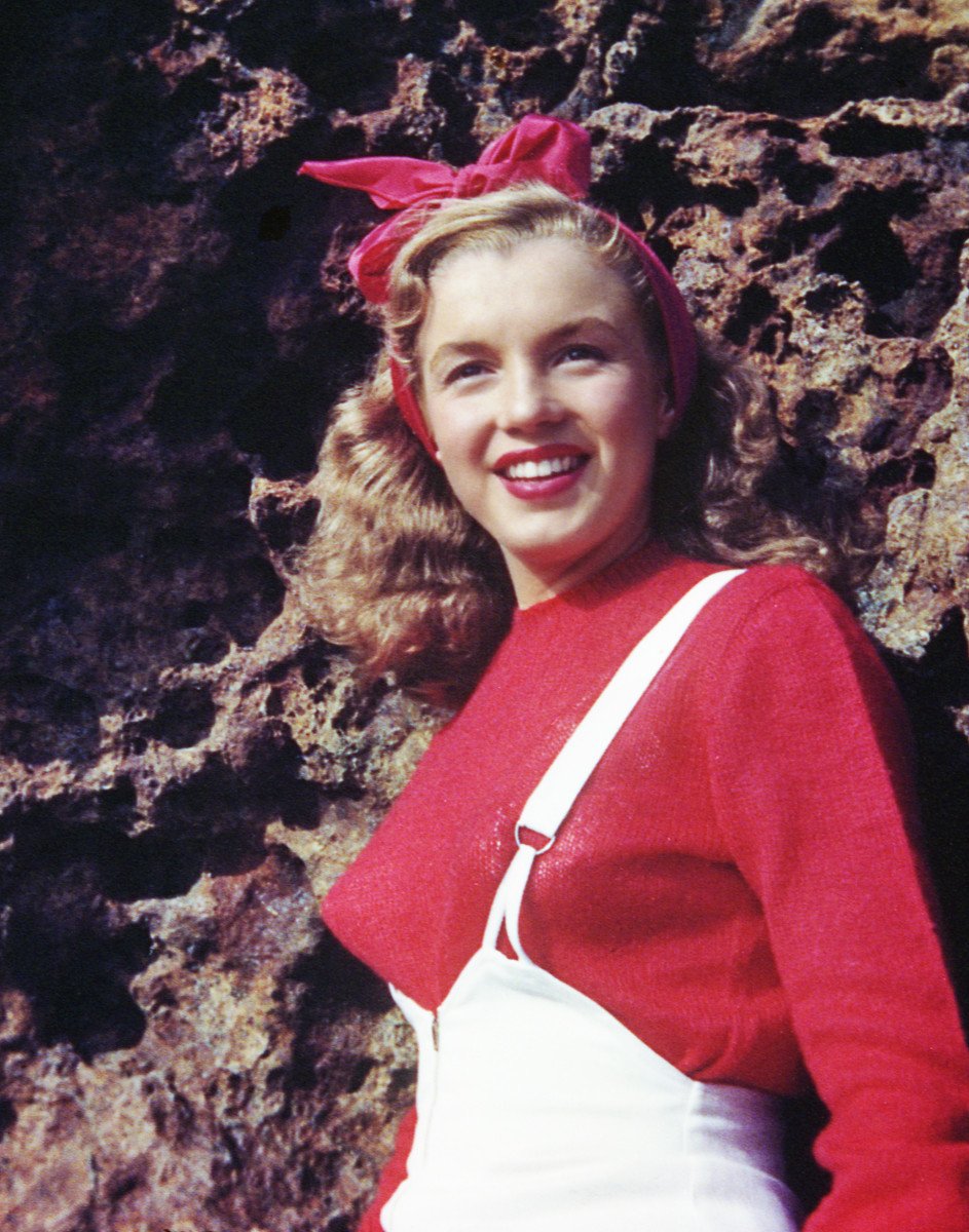 Elegant style icon wardrobe essentials: Marilyn Monroe in shorts, 1945