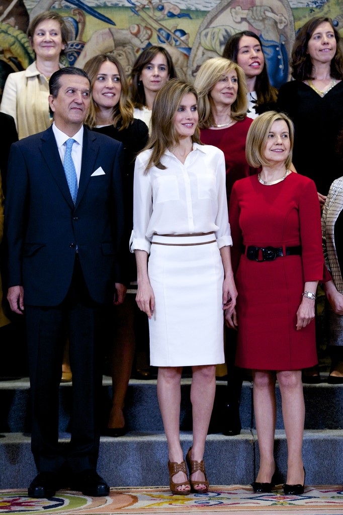 Elegant style icon wardrobe essentials: Queen Letizia of Spain in white shirt