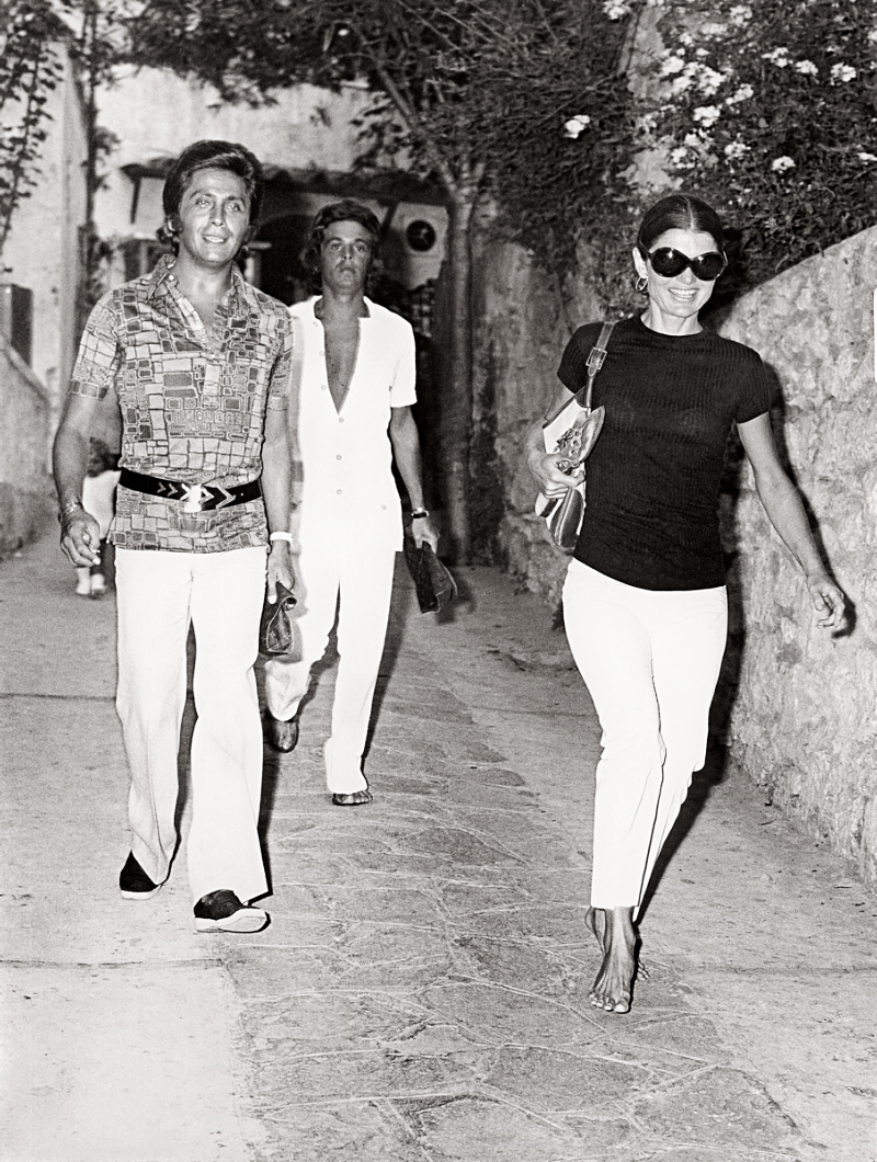 Elegant style icon wardrobe essentials: Jackie Kennedy Onassis in capri pants with Valentino Garavani in Capri, Italy, 1970