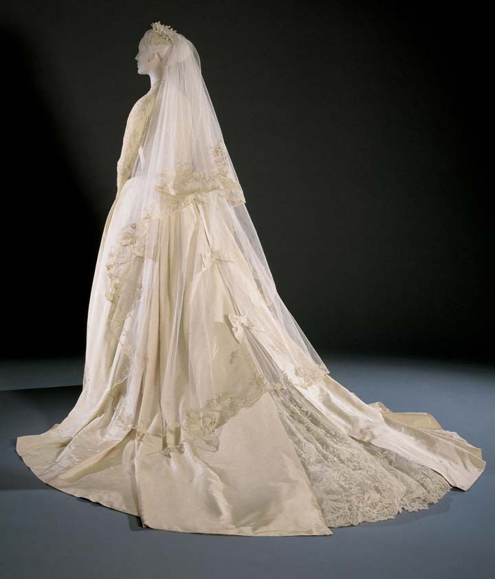 Grace Kelly's elegant wedding dresses of civil ceremony and religious ceremony on April 1956
