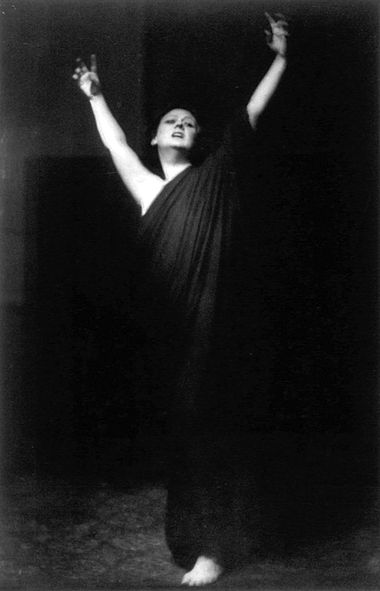 Issadora Duncan performing barefoot during her 1915-1918 American tour, Photo by Arnold Genthe