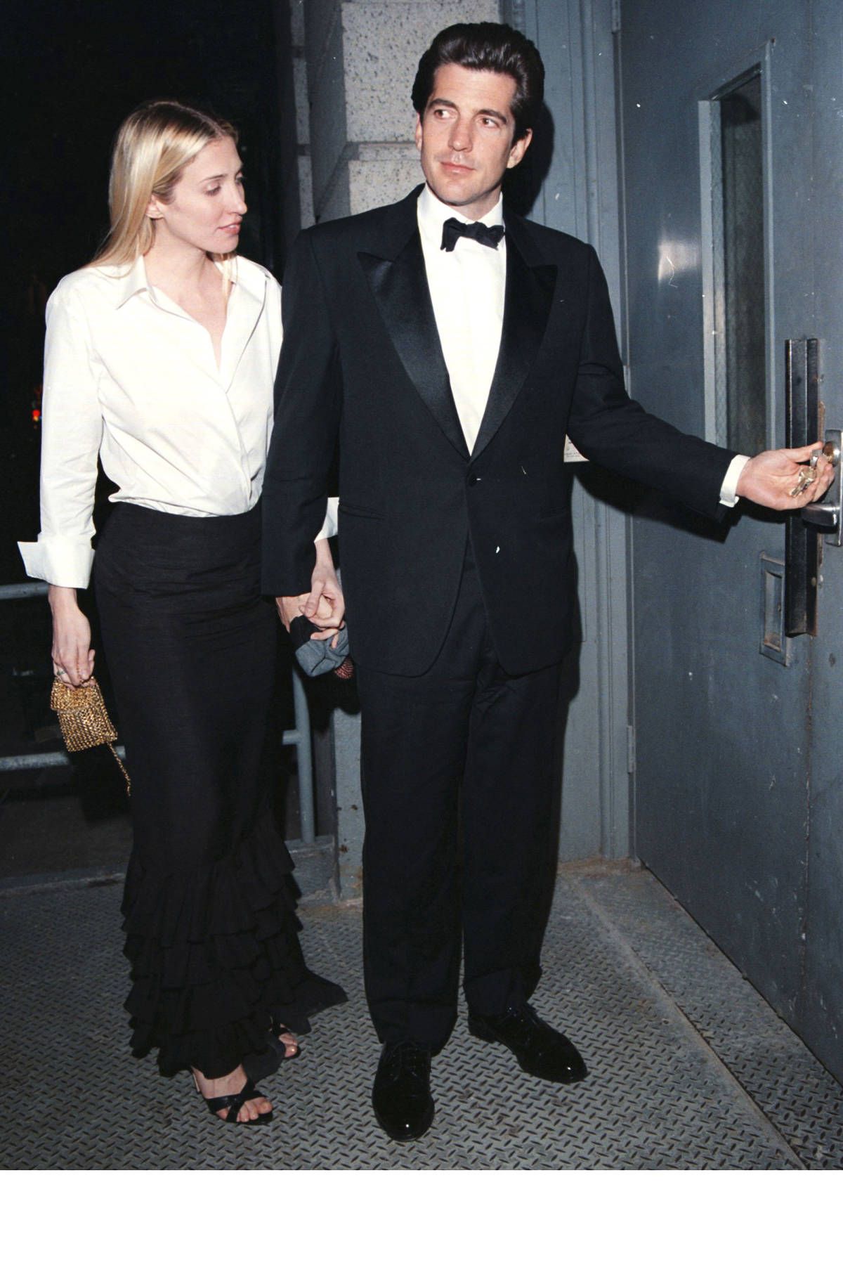Elegant icon wardrobe essentials: Carolyn Bessette in white shirt