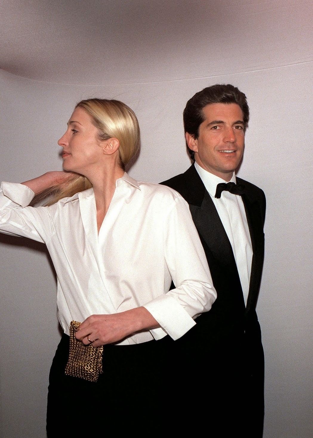 Elegant icon wardrobe essentials: Carolyn Bessette in white shirt