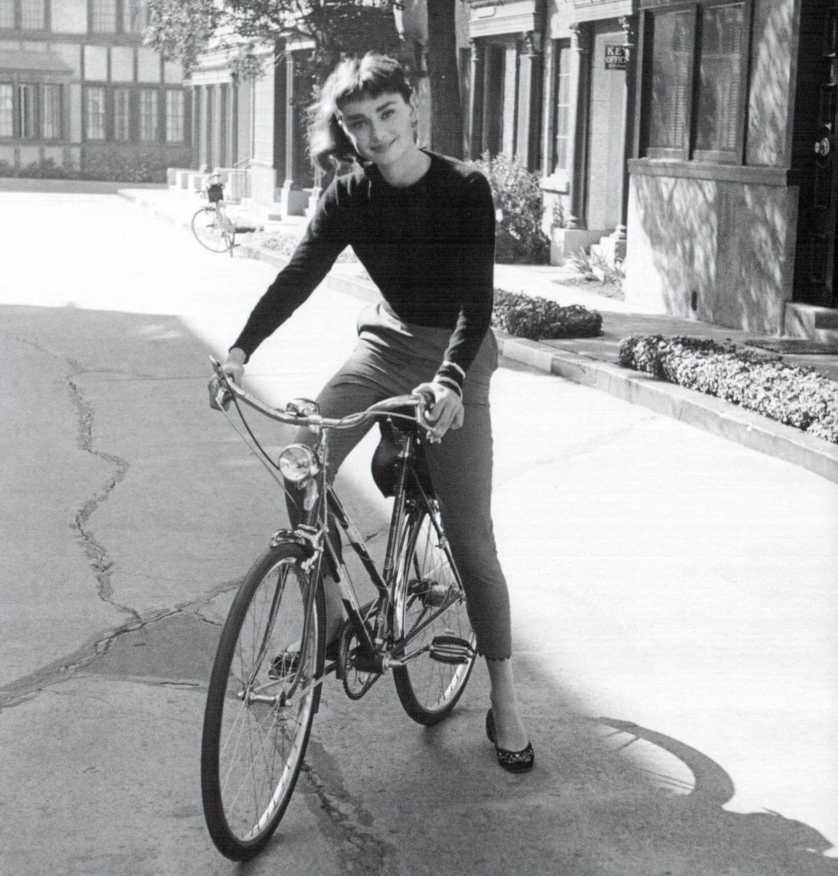 Elegant style icon wardrobe essentials: Audrey Hepburn in capri pants