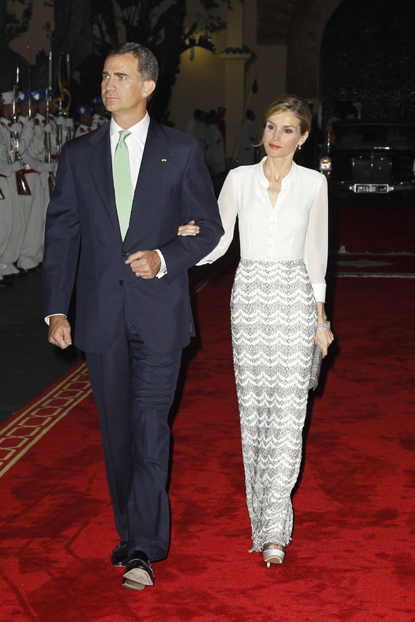 Elegant style icon wardrobe essentials: Queen Letizia of Spain in white shirt