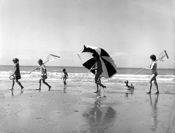 children on the beach, photo by Robert Doisneau