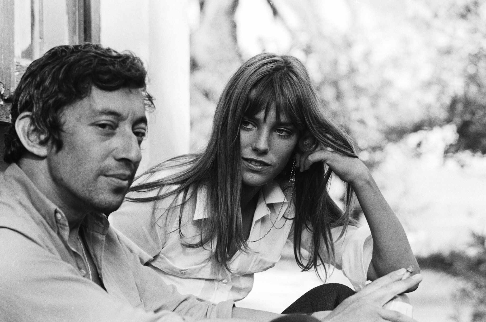 Elegant style icon wardrobe essentials: Jane Birkin in white shirt