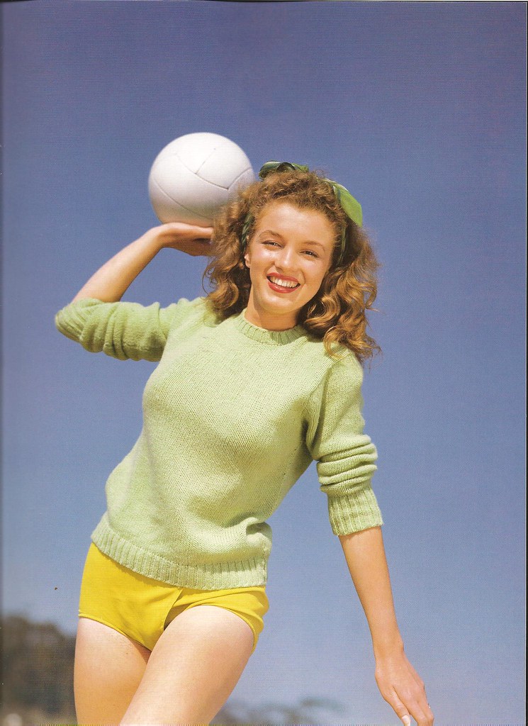 Elegant style icon wardrobe essentials: Marilyn Monroe in shorts, 1945