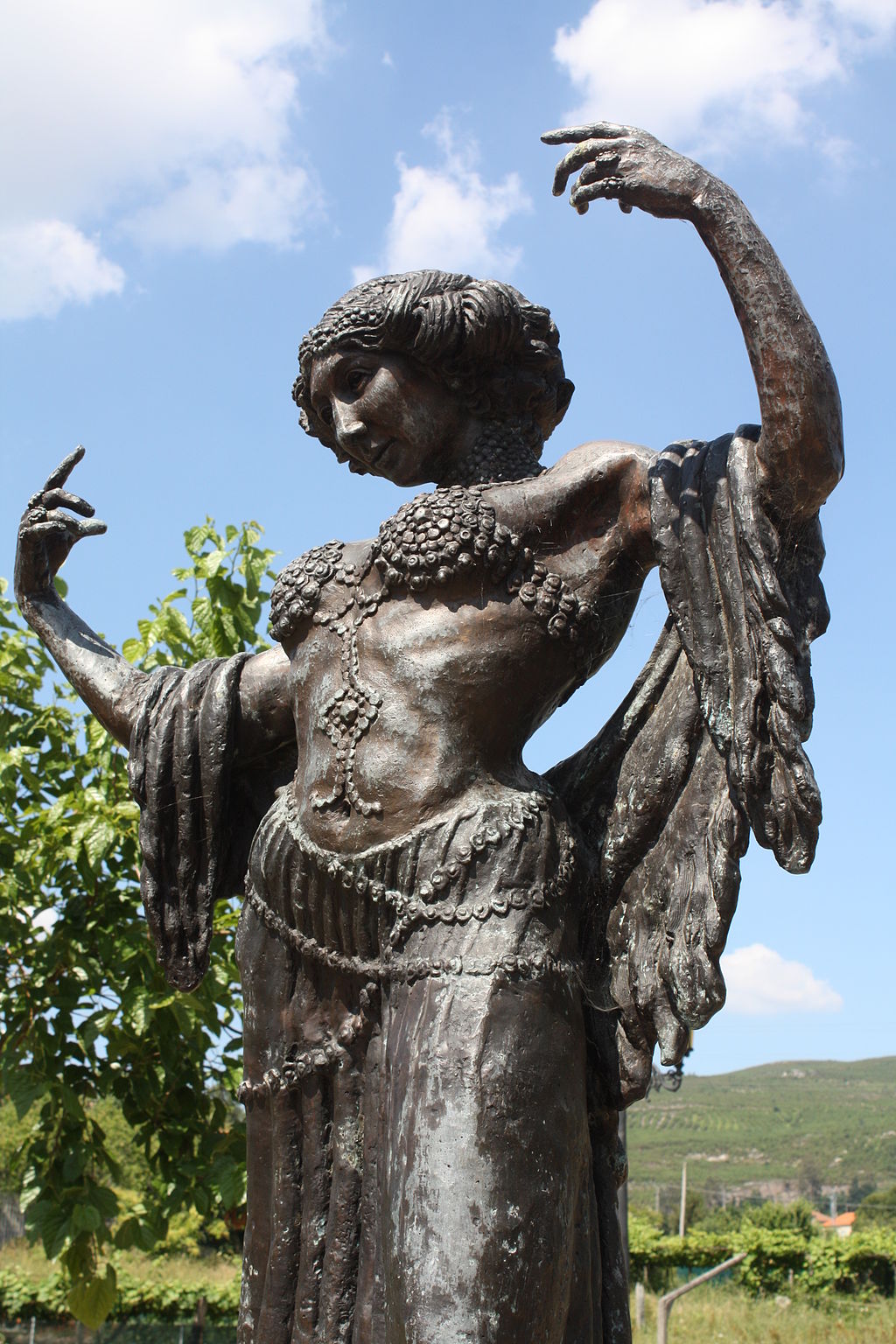 Escultura de La Bella Otero en los jardines de Valga, Pontevedra, Espana