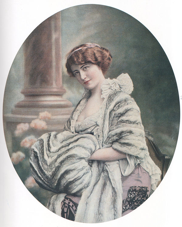 Chincilla fur stole and muff by Jeanne Paquin. 1903.