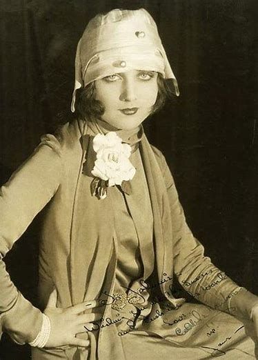 Carole Lombard and Carolyn Besette, the shocking similarities between the two blond beauty
