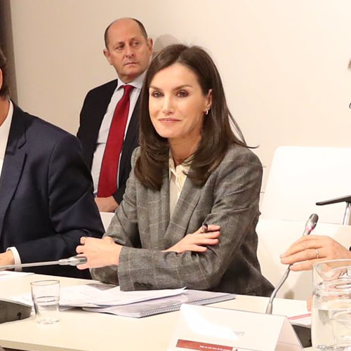 Elegant style icon wardrobe essentials: Queen Letizia of Spain in white shirt