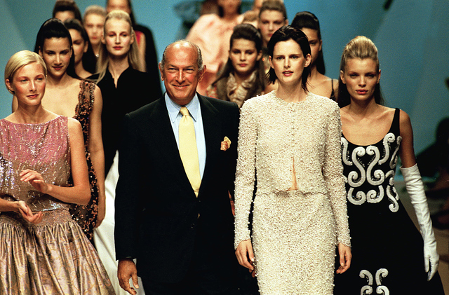 ​Óscar Arístides Renta Fiallo (22 July 1932 – 20 October 2014) with his models