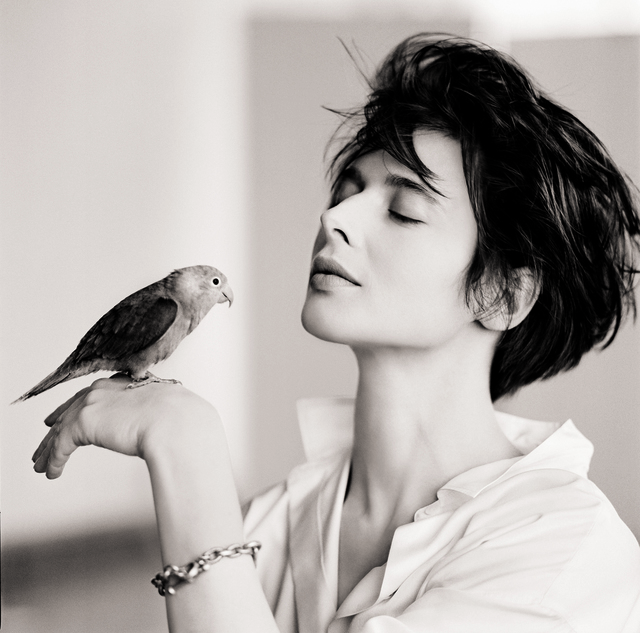 Elegant style icon wardrobe essentials: Isabella Rosellini in white shirt