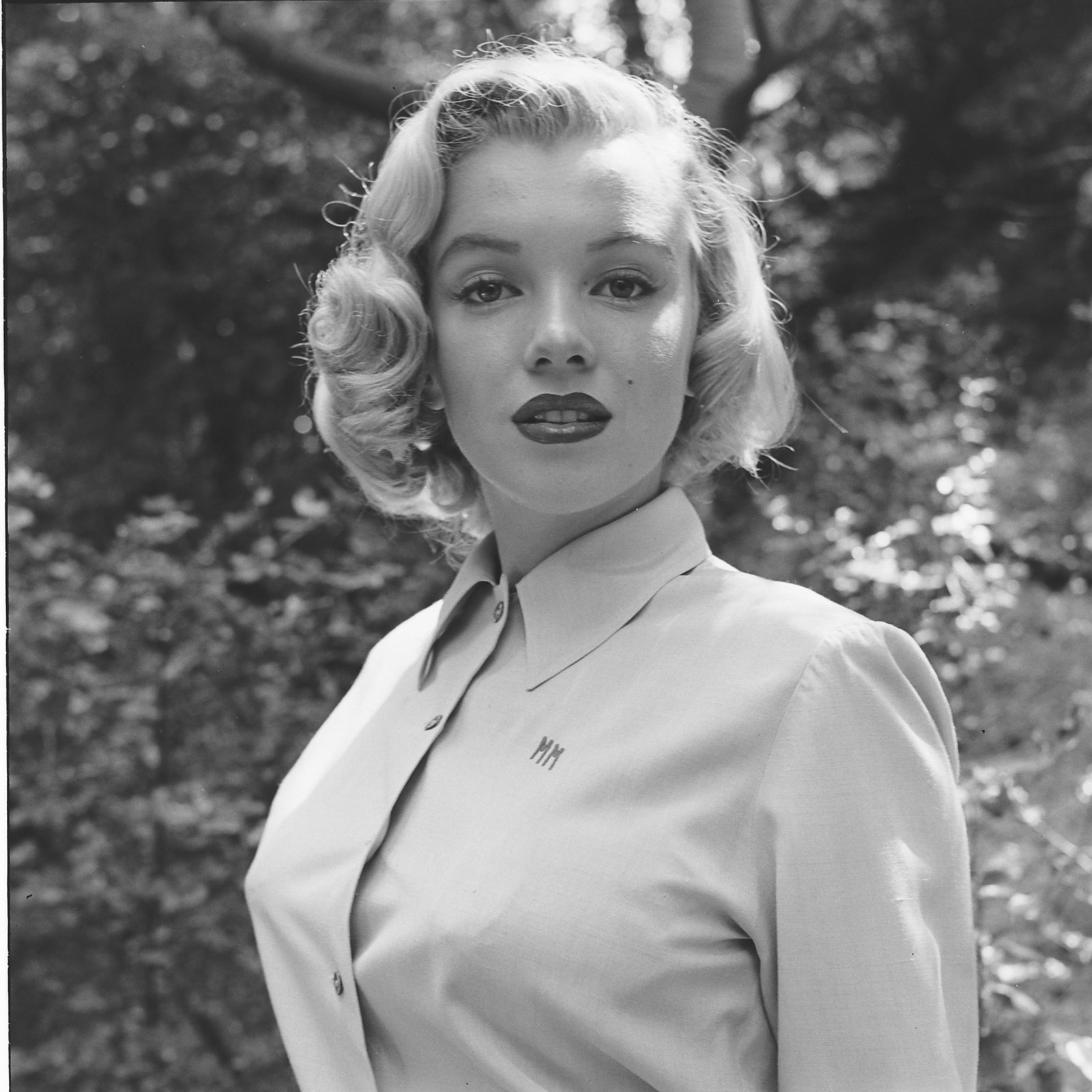 Elegant icon wardrobe essentials: Marilyn Monroe in white shirt