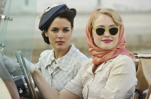 Sira and Rosalinad in tv serie El tiempo entre costuras
