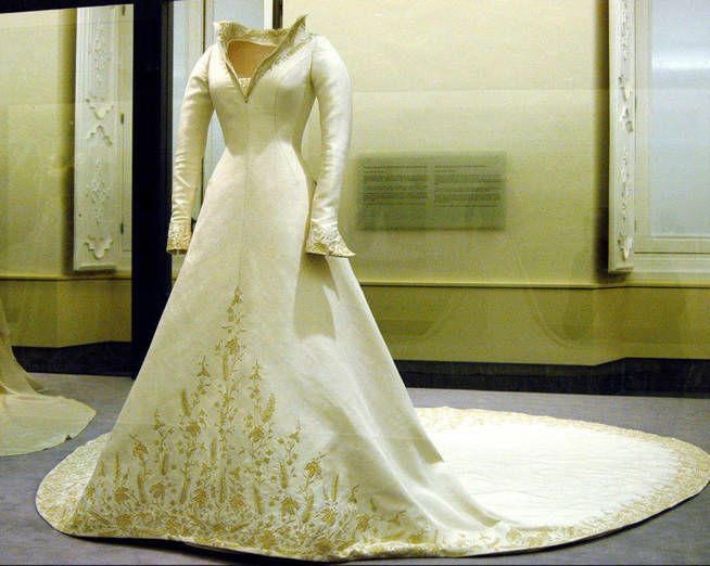 El vestido de boda de Reina Letizia, par Manuel Pertegaz, 2004