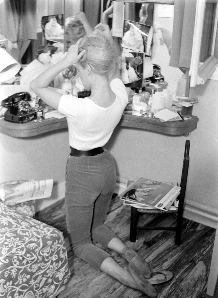Elegant style icon wardrobe essentials: Brigitte Bardot in capri pants