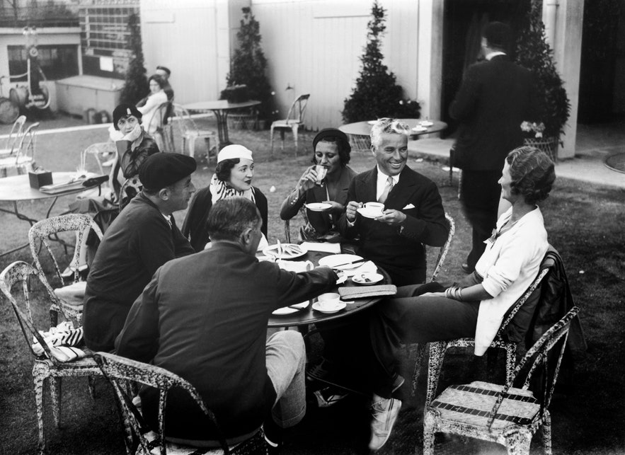 Jean Patou and Charlie Chaplin in Canot Club near Bayonne (Jean Patou et Charles Chaplin au Canot Club près de Bayonne)