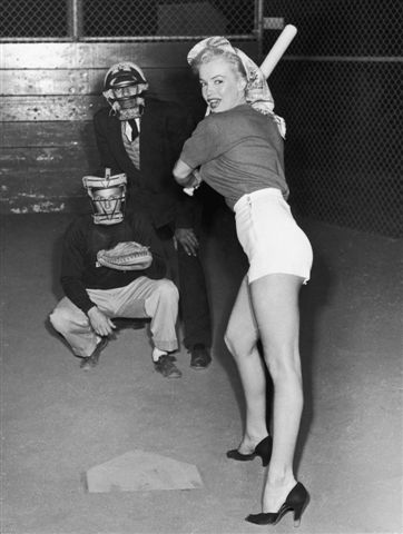 Elegant style icon wardrobe essentials: Marilyn Monroe in shorts