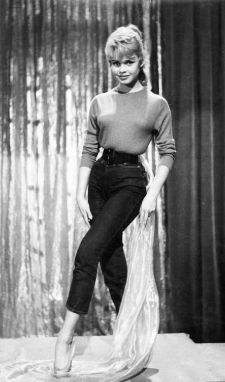 Elegant style icon wardrobe essentials: Brigitte Bardot in capri pants