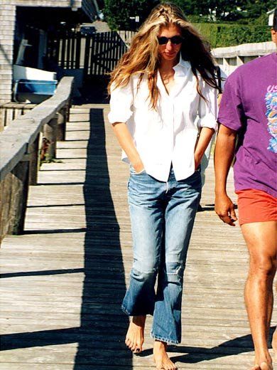 Elegant icon wardrobe essentials: Carolyn Bessette in white shirt