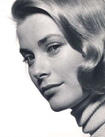 Elegant style icon wardrobe essentials: Grace Kelly in turtle neck sweater, photo by Philippe Halsman, 1954