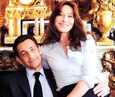 Elegant icon wardrobe essentials: The white shirt-Carla Bruni in white shirt