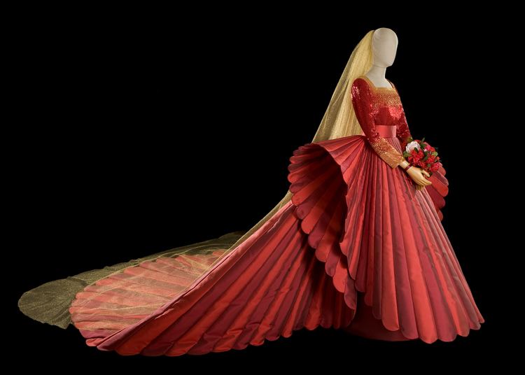 Roberto Capucci with his sculpture dress