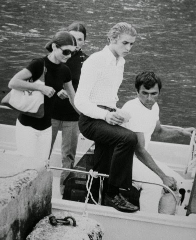 Elegant style icon wardrobe essentials: Jackie Kennedy Onassis in capri pants, Capri, Italy