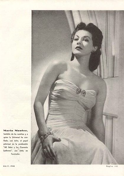 María Montez posando para una revista argentina en abril de 1944