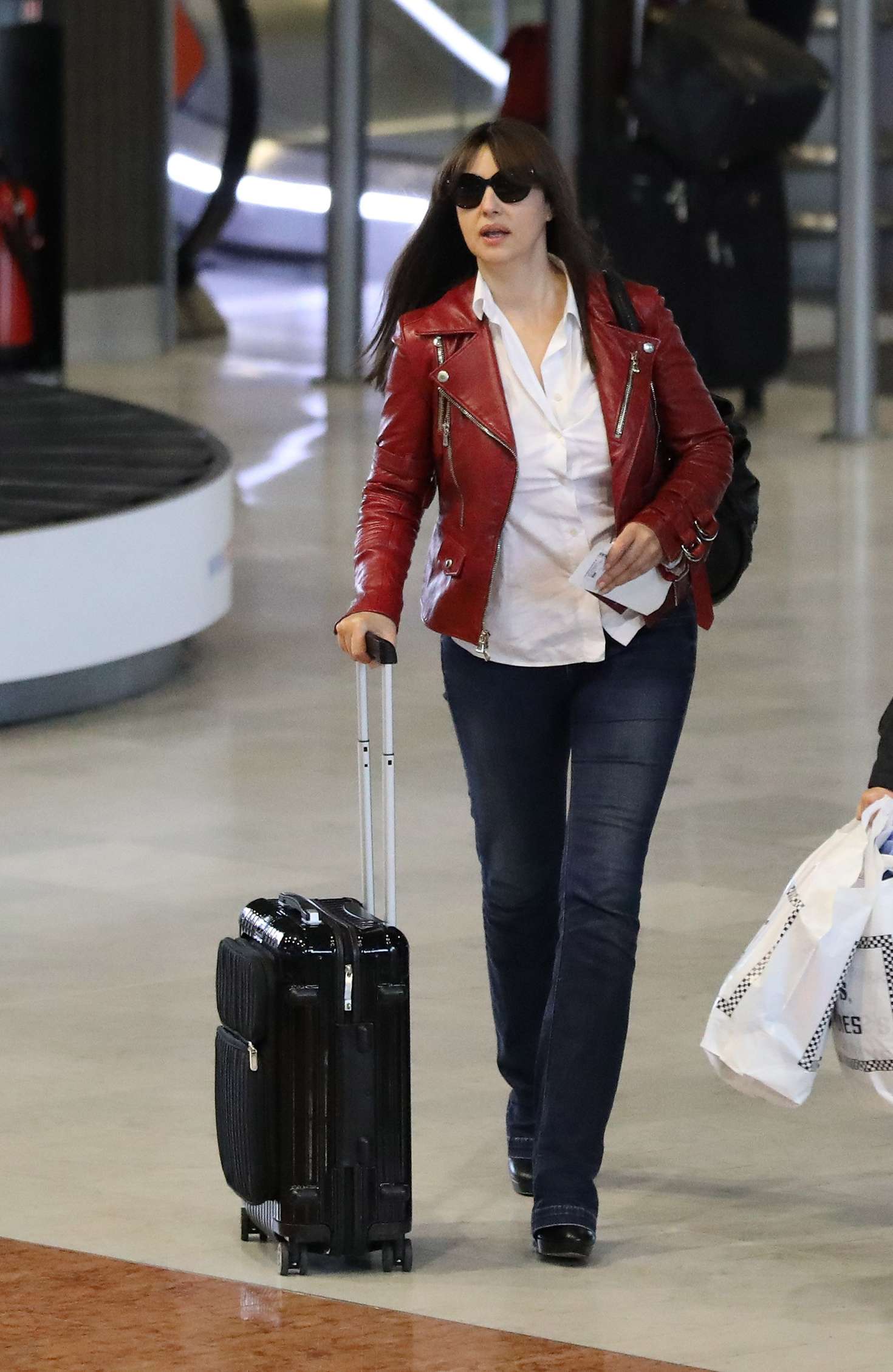 Elegant style icon wardrobe essentials: Monica Belluci in white shirt