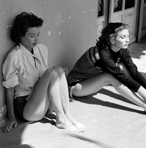 Dorian Leigh with her younger sister Suzy Parker