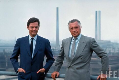 In 1975 Allegra Caracciolo di Castagneto married Umberto Agnelli, brother of Gianni Agnelli, and thus became sister-in-law of her cousin Marella Agnelli, wife of Gianni Agnelli. She had two children from the marriage: Andrea (1975) and Anna (1977).