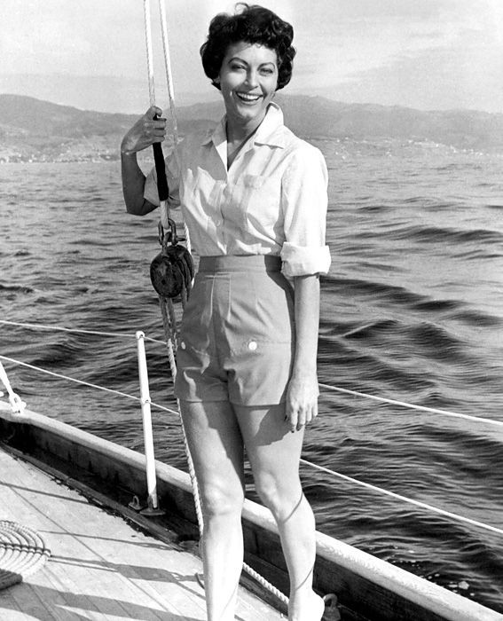Elegant style icon wardrobe essentials: A pair of high-waist shorts: Rita Hayworth in a pair of shorts 