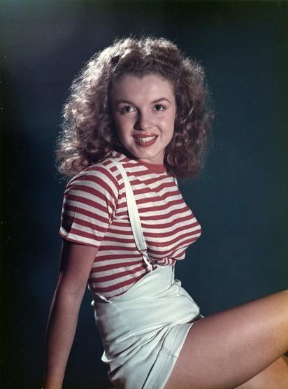 Elegant style icon wardrobe essentials: Marilyn Monroe in shorts, 1945